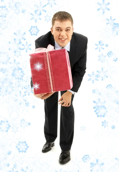 Uomo d'affari con pacchetto regalo rosa e fiocchi di neve — Foto Stock