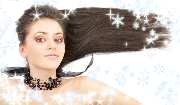 Krásná brunetka v černý obojek s sněhové vločky — Stock fotografie