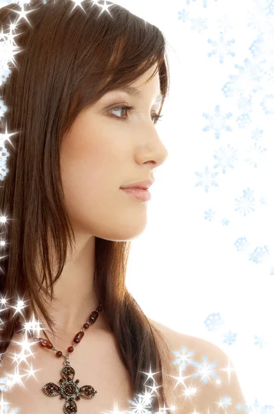 Dejlig brunette med kors og snefnug - Stock-foto