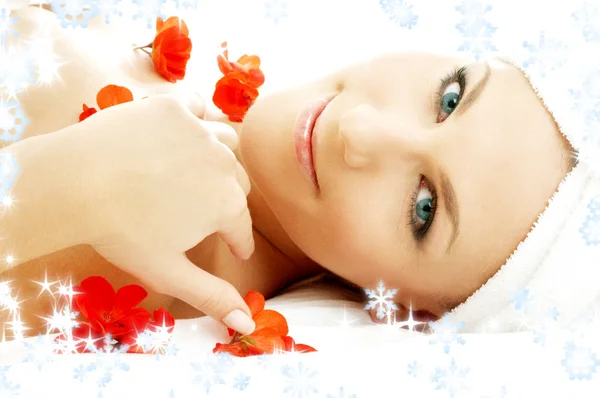 Пелюстки червоної квітки спа зі сніжинками — стокове фото