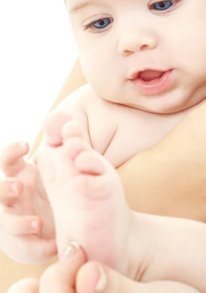 Baby in handen van de moeder — Stockfoto