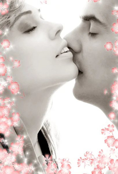 Zwart-wit zacht kus met bloemen — Stockfoto