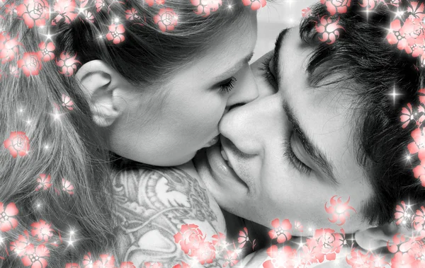 Monochromes Bild von süßem Paar im Bett mit Blumen — Stockfoto