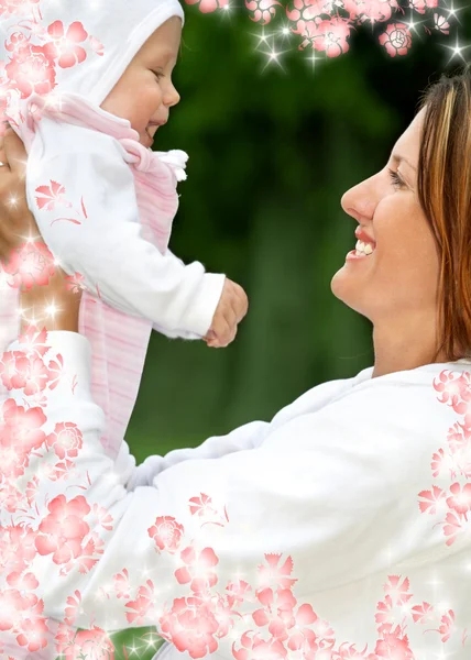Šťastná matka s dítětem a květiny — Stock fotografie