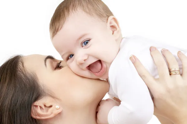 Gülen Bebek annesi ile oynama — Stok fotoğraf