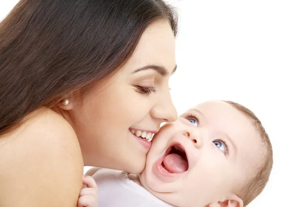 Mamãe brincalhão com bebê feliz — Fotografia de Stock
