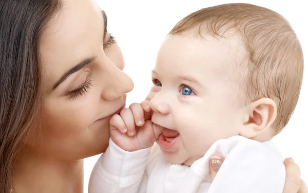 Glimlachende baby in handen van de moeder — Stockfoto