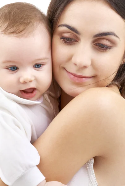 Image de la mère heureuse avec bébé sur blanc — Photo