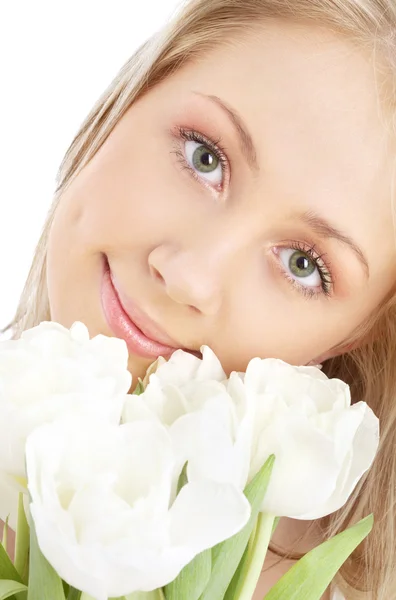 Szczęśliwa dziewczyna z białe tulipany — Zdjęcie stockowe