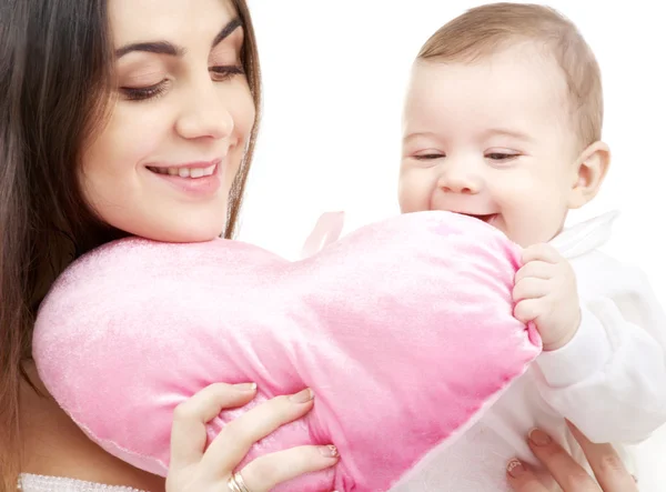 Μωρό και η μαμά με σχήμα καρδιάς μαξιλάρι — Φωτογραφία Αρχείου