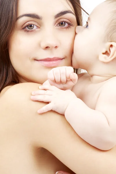 Porträt einer glücklichen Mutter mit Baby — Stockfoto
