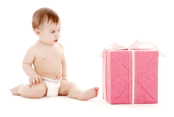 Мальчик в подгузнике с большой подарочной коробкой — стоковое фото