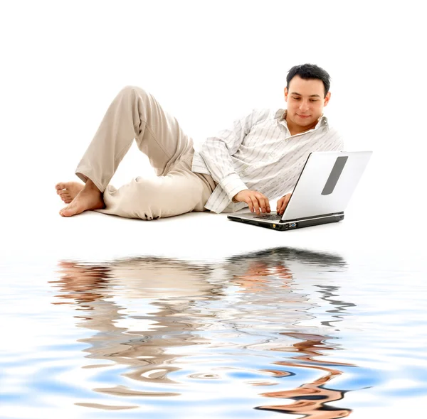 Entspannter Mann mit Laptop auf weißem Sand — Stockfoto