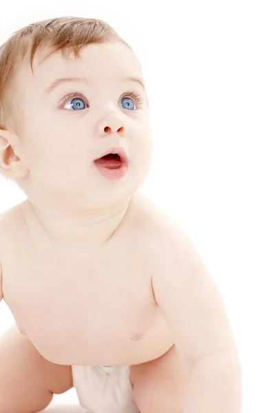 Portrait de bébé garçon rampant levant les yeux — Photo