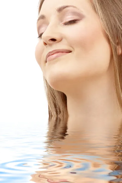 明亮的微笑女人在水中的图片 — 图库照片