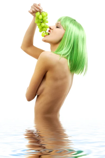 一串葡萄在水中的绿头发女孩 — 图库照片