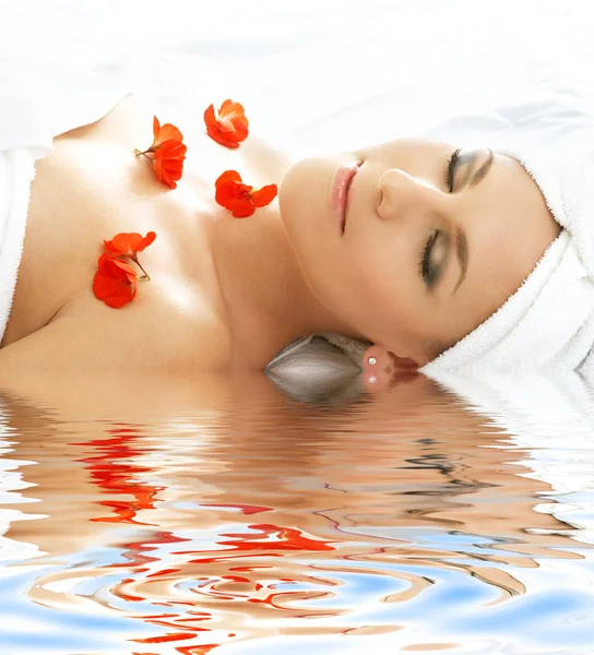 Rode bloemblaadjes spa met water — Stockfoto