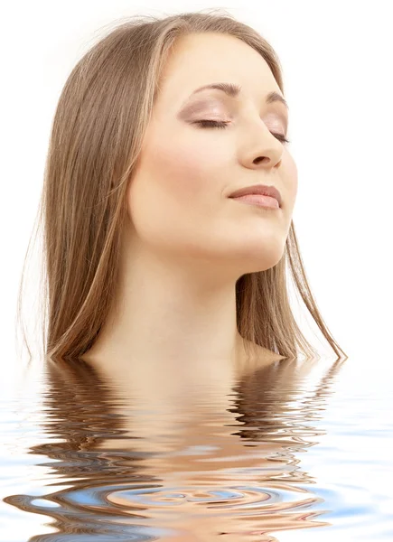 물에 닫힌된 눈으로 아름 다운 여자 — 스톡 사진
