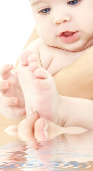Bañar al bebé en manos de madre —  Fotos de Stock