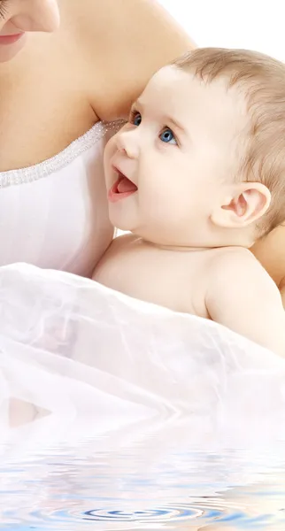 幸せな赤ちゃん水でママと少年 — ストック写真