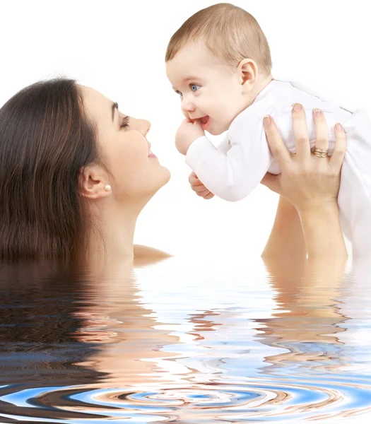 Mãe feliz brincando com menino na água — Fotografia de Stock