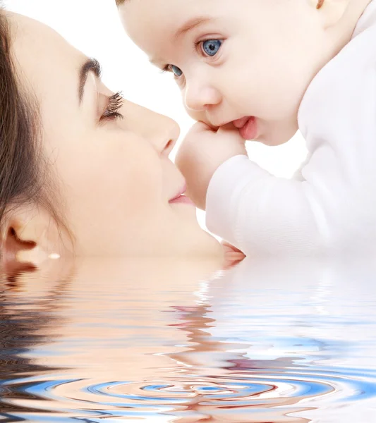 Boldog anya játszó kisfiú vízben — Stock Fotó