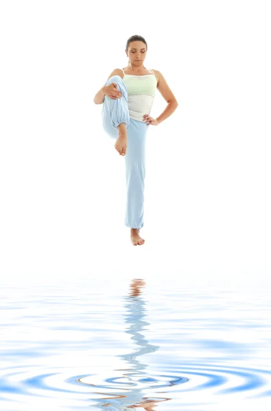 Yoga ayakta beyaz kum — Stok fotoğraf