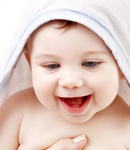Terry kapüşonlu elbise kafa ile mutlu bebek — Stok fotoğraf