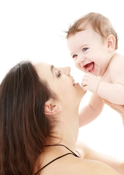 Rire bébé aux yeux bleus jouer avec maman — Photo