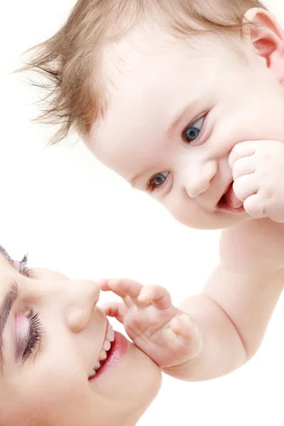 Mutlu bebek mavi gözlü çocuğun Mama dokunmadan — Stok fotoğraf