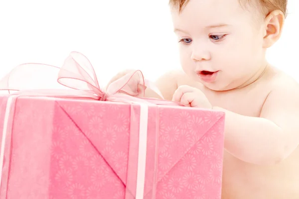 Дитячий хлопчик у пелюшці з великою подарунковою коробкою — стокове фото