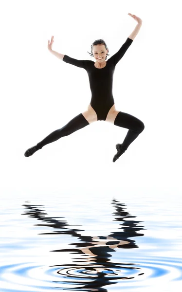 水を飛び越えて黒のレオタードを着た女の子 — ストック写真