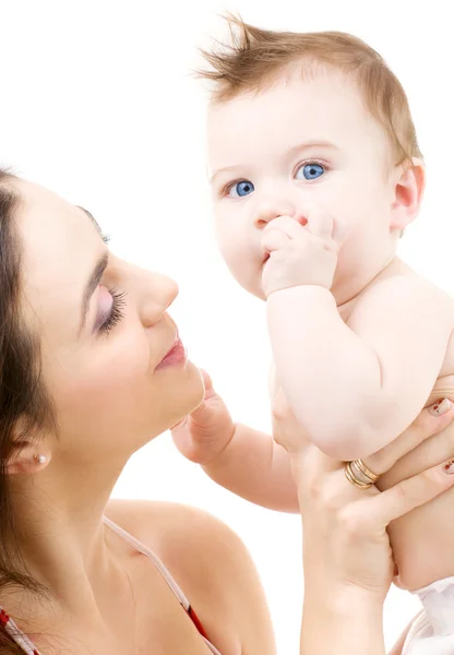 Bébé aux yeux bleus entre les mains de la mère — Photo