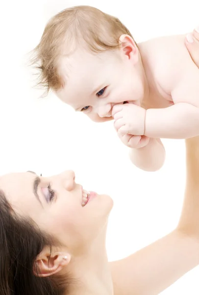Ridere bambino dagli occhi azzurri giocare con la mamma — Foto Stock