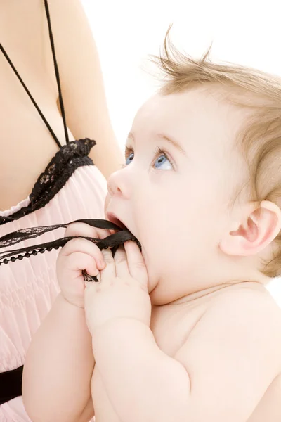 Limpiar bebé niño en las manos madre —  Fotos de Stock