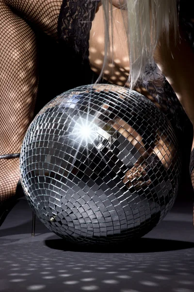 Pończochy kabaretki i disco ball — Zdjęcie stockowe