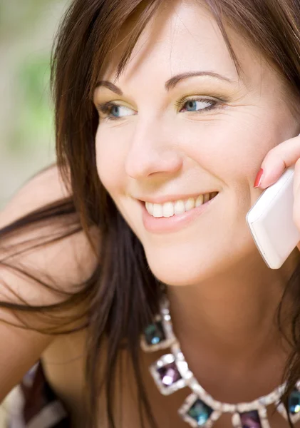 Mulher com telefone branco — Fotografia de Stock