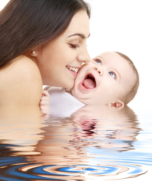 Παιχνιδιάρικο μαμά με ευτυχισμένο μωρό στο νερό — Φωτογραφία Αρχείου