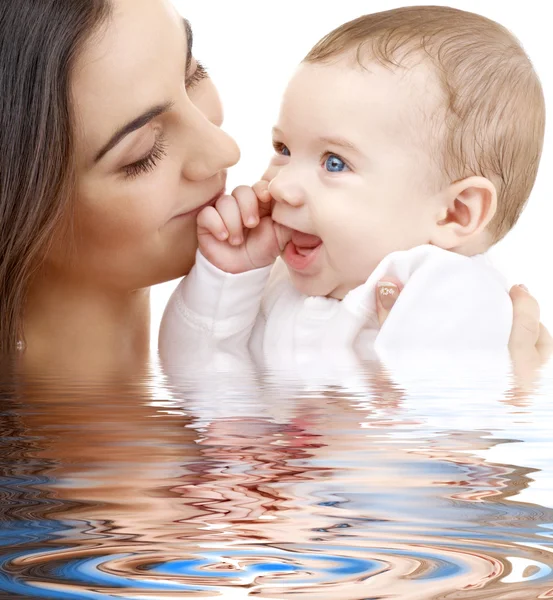 Bebek anne elinde banyo — Stok fotoğraf