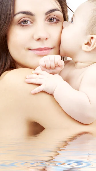 Retrato de mãe feliz com bebê — Fotografia de Stock