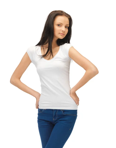 Tienermeisje in lege witte t-shirt — Stockfoto