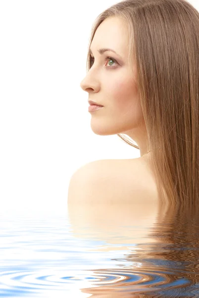 Gyönyörű nő, hosszú haj, víz — Stock Fotó