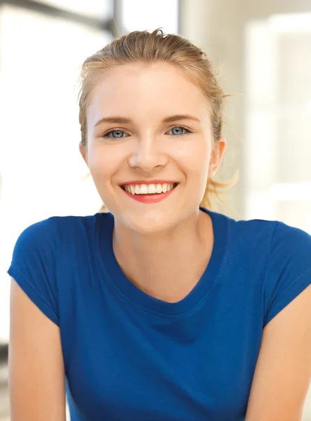 Boldog és mosolyog a tizenéves lány — Stock Fotó
