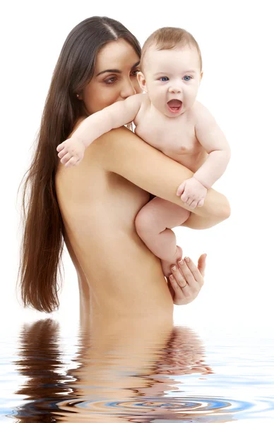 Schone baby in handen van de moeder — Stockfoto