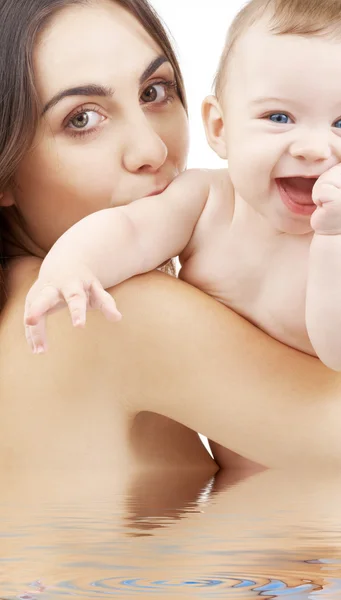 Babyjongen en mooie mama in water — Stockfoto