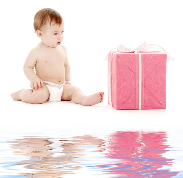Baby boy in diaper with big gift box — Stock Photo, Image