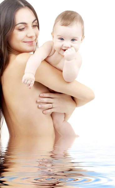 Säugling in mütterlicher Hand — Stockfoto