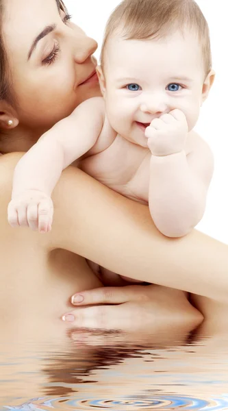 Pulire il bambino felice nelle mani della madre — Foto Stock