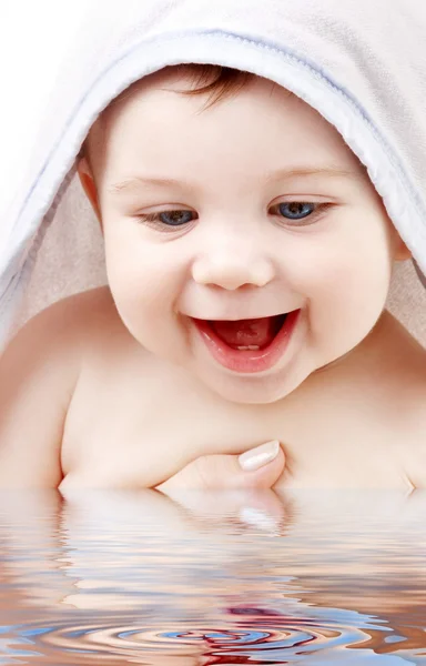 Glückliches Baby mit Frottee-Kapuzenmantel auf dem Kopf — Stockfoto