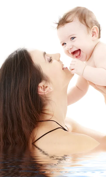 Lachen blauwogige baby spelen met moeder — Stockfoto
